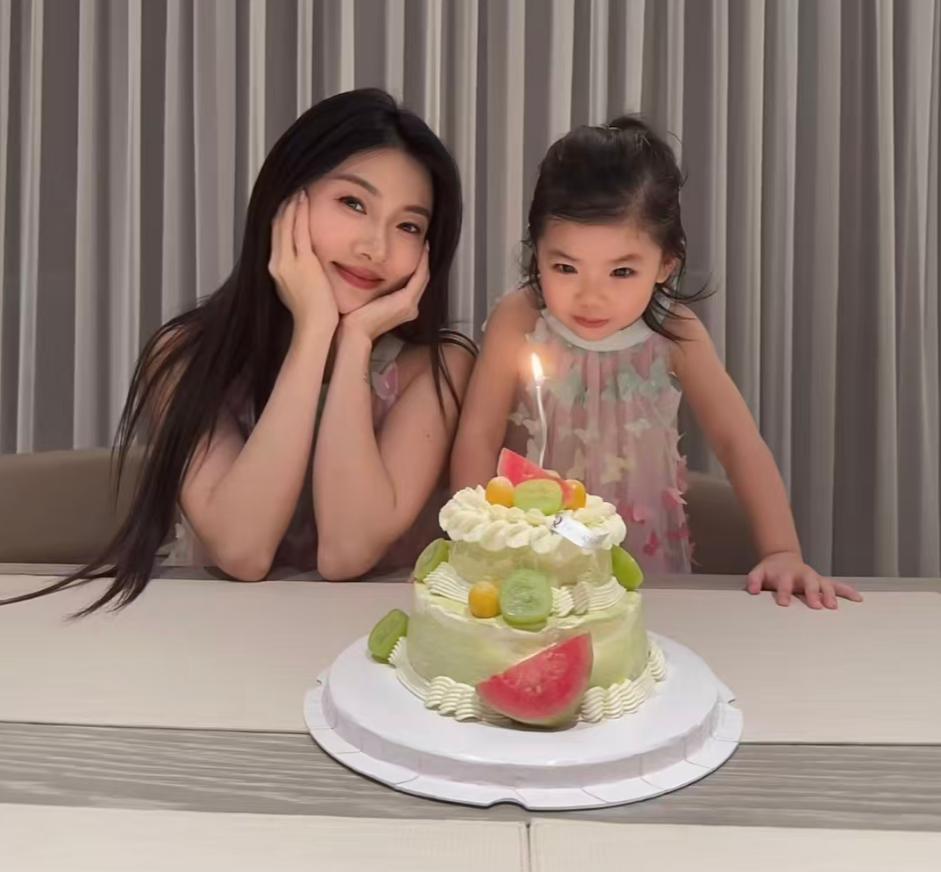 程晓玥官宣怀二胎，透露早孕反应非常严重，近照曝光孕肚超明显