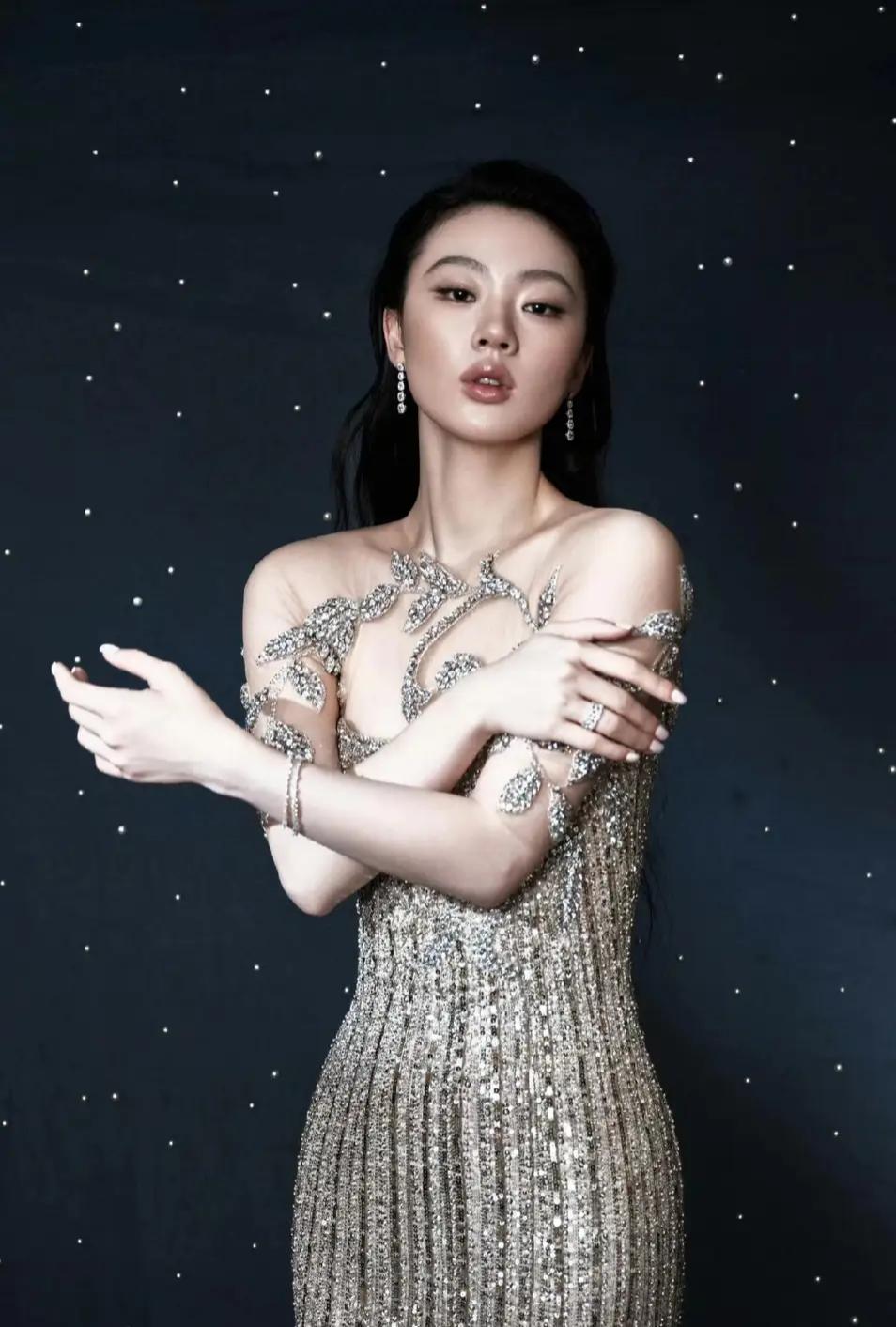 单依纯亮相鸿蒙星光盛典 修身银裙搭温柔发型 气质与美貌双在线