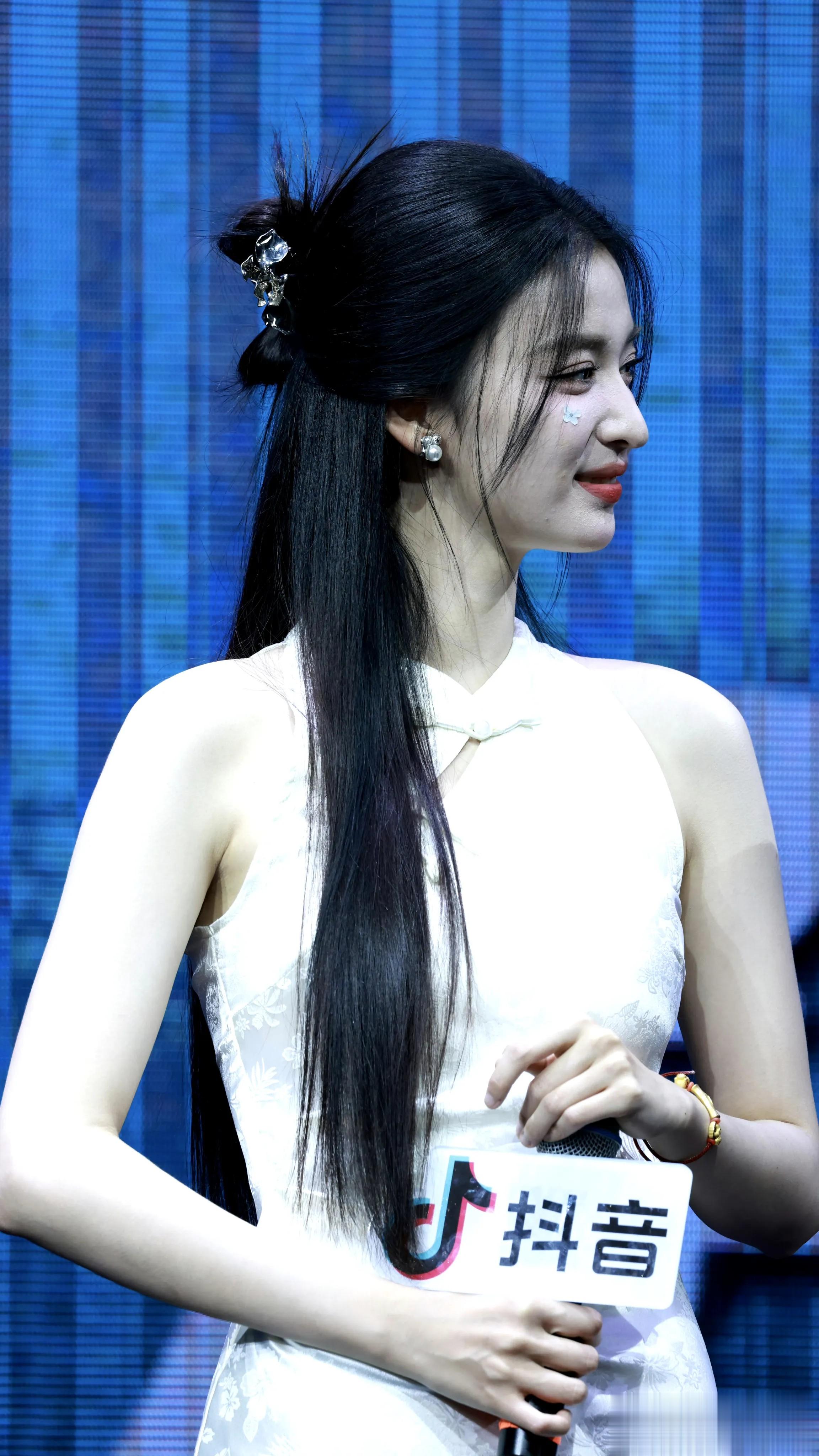 王楚然旗袍,这种藏而不露才能更显出成熟女人的身材 ?