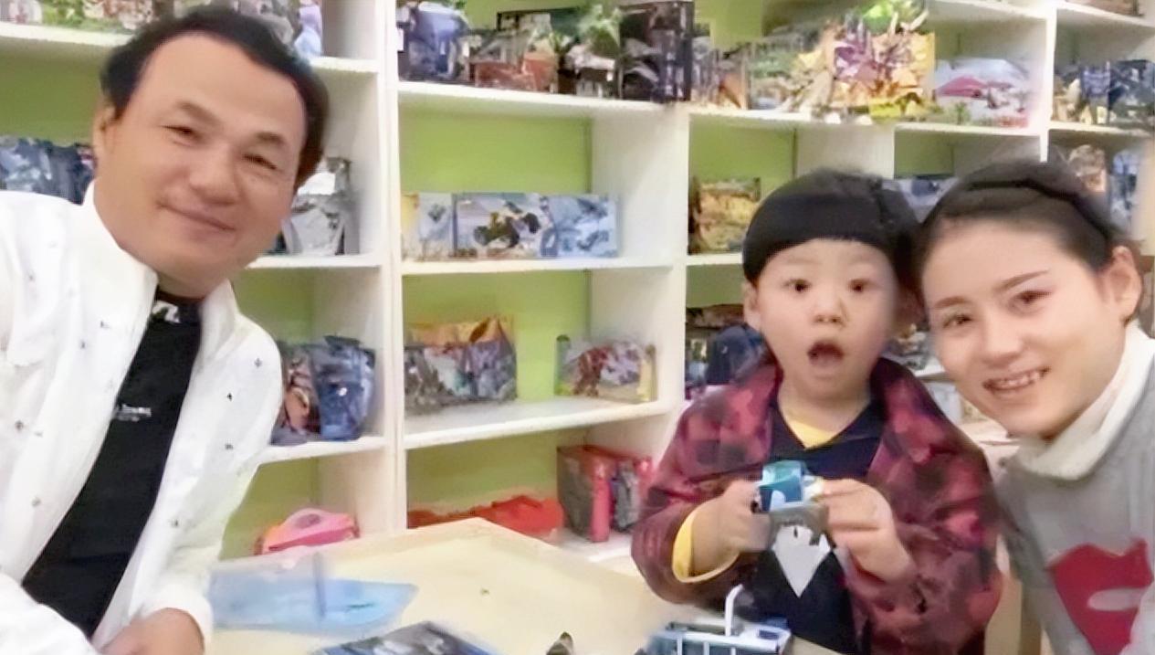 曾是上海顶流歌手，娶小27岁朋友女儿为妻，如今63岁已是歌厅老板