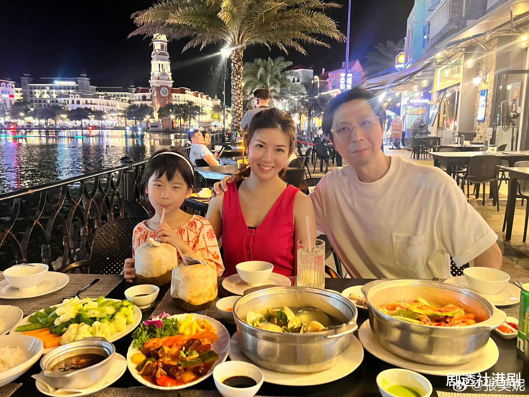 甜蜜放闪!TVB知名女星一家三口游越南,老公送惊喜深情献吻