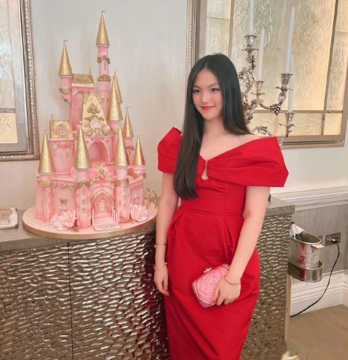 女大十八变?16岁王诗龄近况曝光引热议,穿着打扮被指“欧美化”