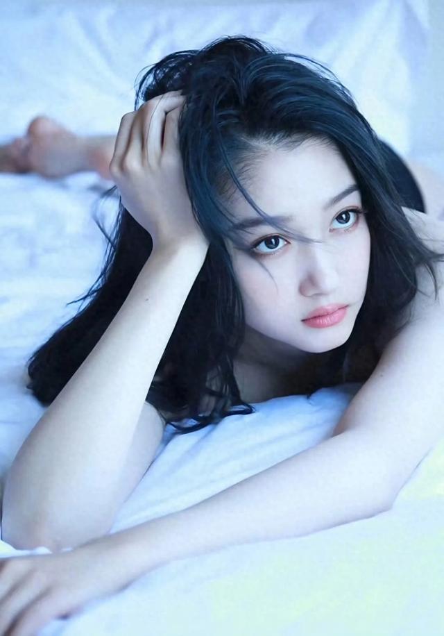 关晓彤,像刚睡醒的女朋友