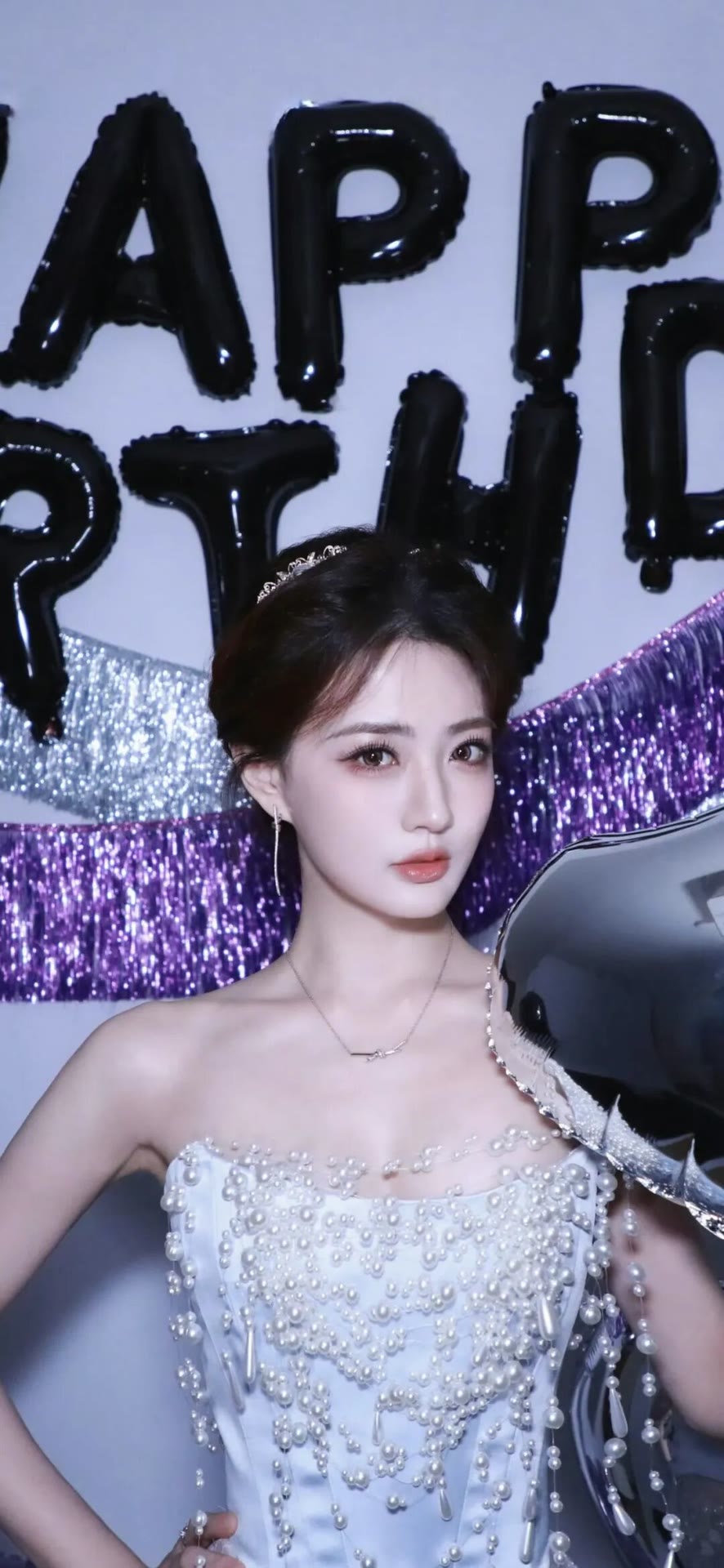 徐璐海边捧紫花，薄纱衬衫造型太仙了