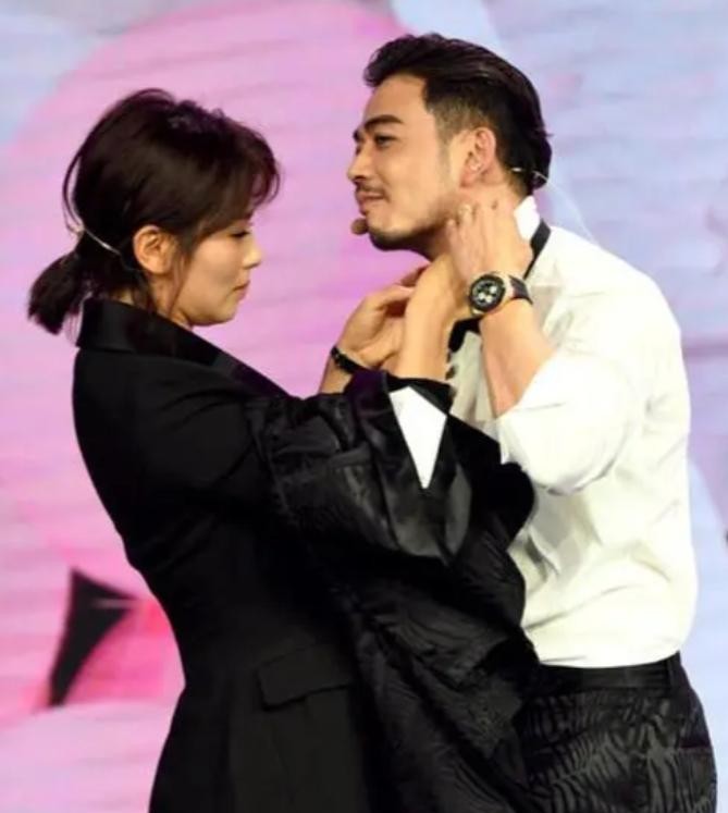 顶流坠落史，违规片酬案，真相埋伏笔。