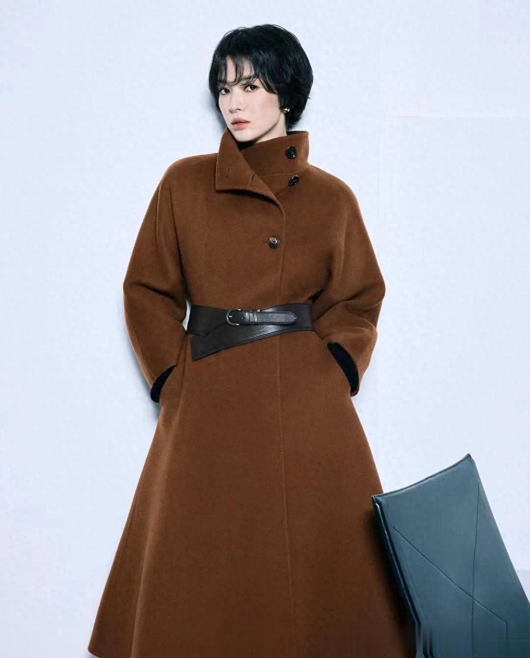 43岁宋慧乔剪短发大变样!穿美拉德大衣+腰带+长筒靴,简约又高级