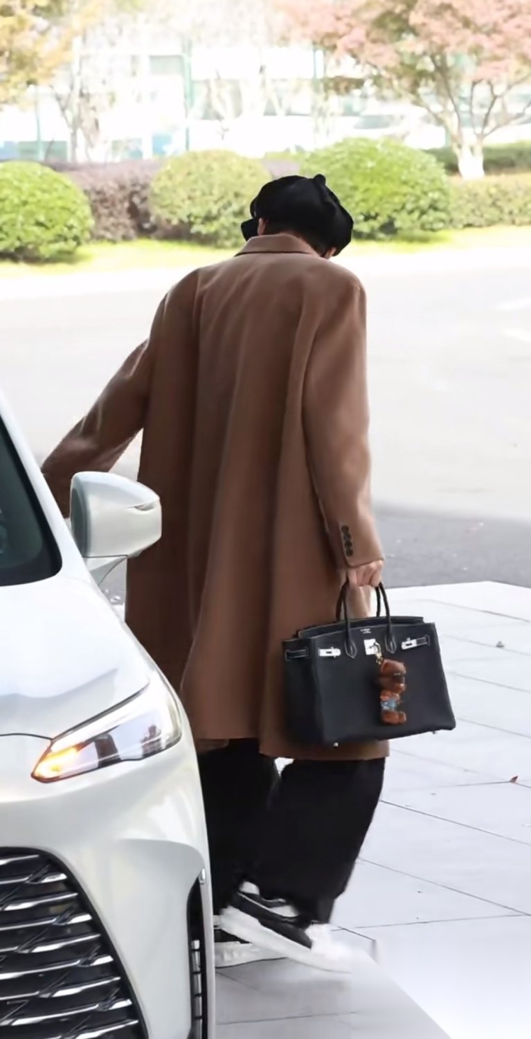 35岁刘宇宁是真潮！一身行头几十万，这身要是普通人穿估计拖地了