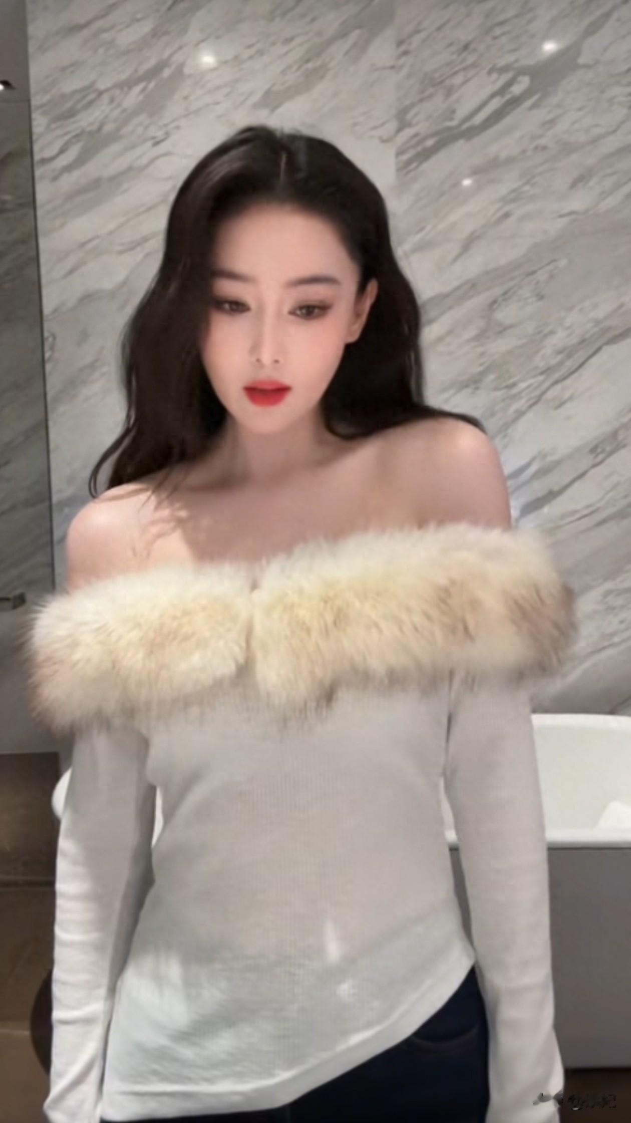 38岁张馨予最新穿搭：微卷发+一字肩打底衫，大气明媚 何捷好福气