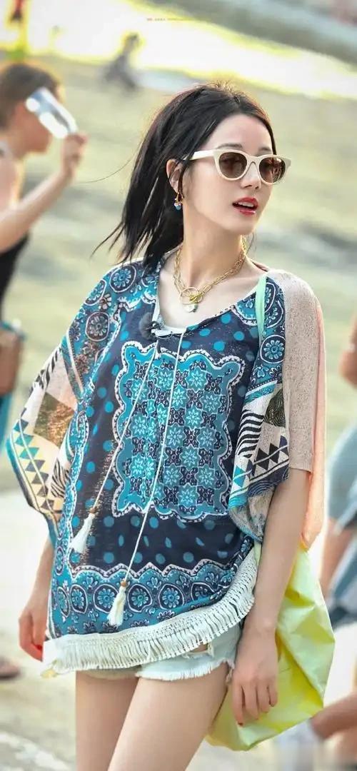 内娱畸形审美？迪丽热巴僵硬畏缩，成毅黑老土，千玺丑到认不出