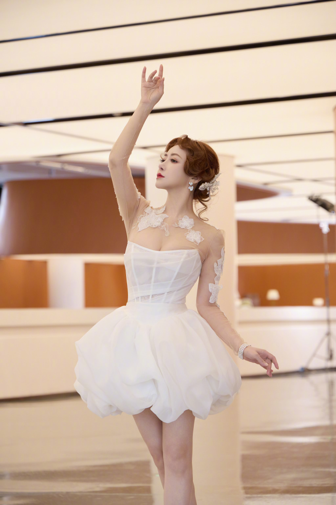 陈紫函抹胸白裙写真，身材好到流鼻血，保养的太好了