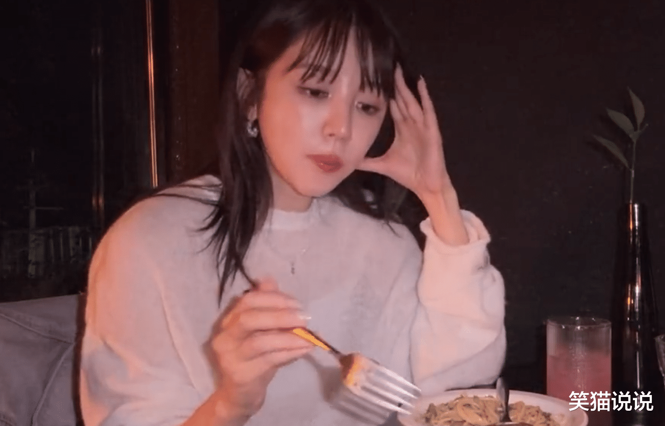 尹恩惠分享休假视频，波点白裙很有日系风格，笑容灿烂好甜美