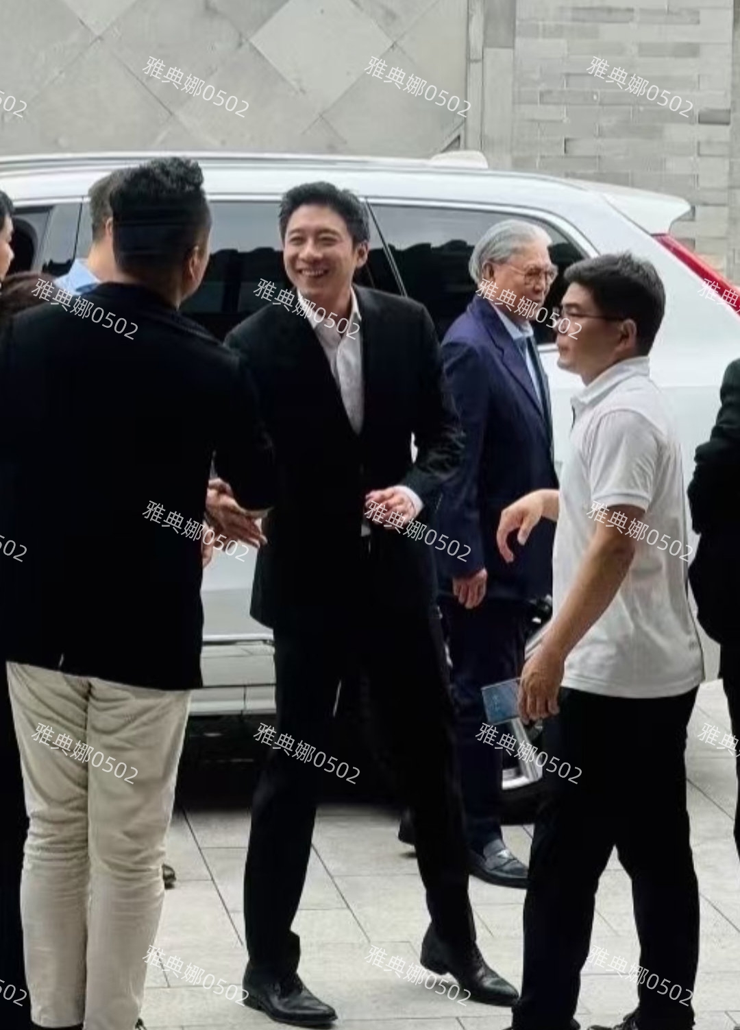 霍震霆父子三人现身北京时间博物馆，没见到郭晶晶被霍启山圈粉了