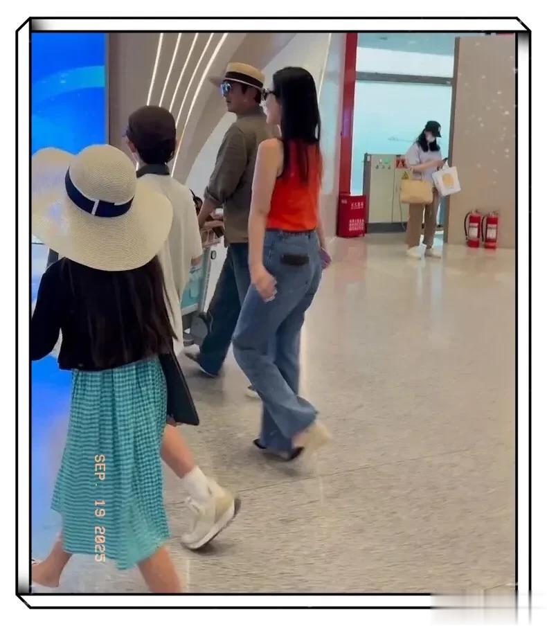 杜江霍思燕带三条狗与友人聚餐,霍思燕穿着露肩长裙,松弛感十足