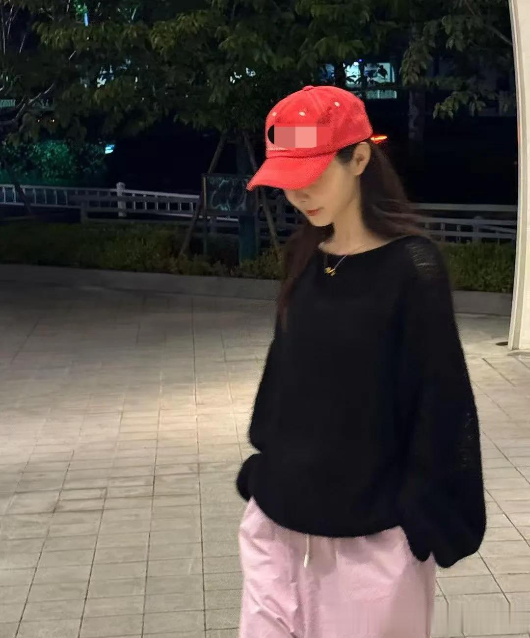 宋轶私服穿搭真简约！黑色针织衫+阔腿裤+棒球帽，休闲随性又时髦