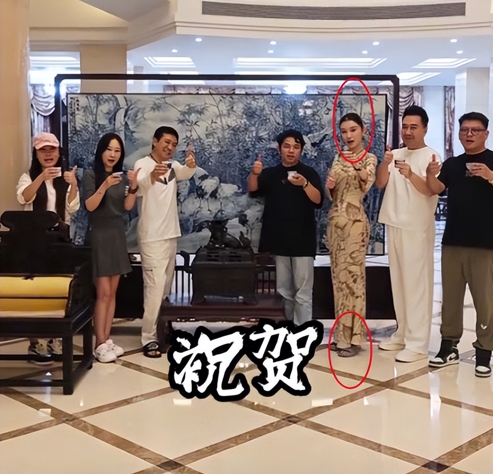 黄圣依离婚7个月后，扬子领小22岁女伴回豪宅！身份被扒早有预兆