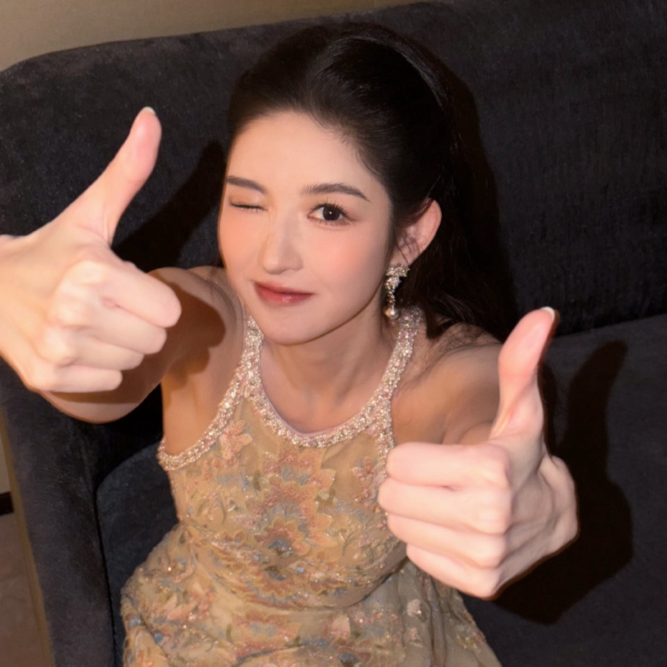 王玉雯金鹅盛典主持首秀封神，仙气造型与高情商圈粉无数