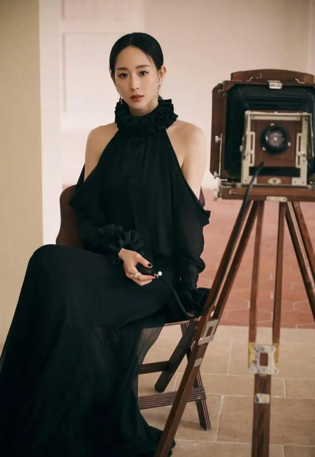 又被43岁张钧甯惊艳到:没有露腿+露腰,却凭小黑裙美出新高度!