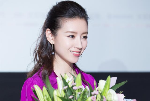 又矮又瘦的董洁算大美人吗？看完她跟秦岚、李小冉合照就知道了