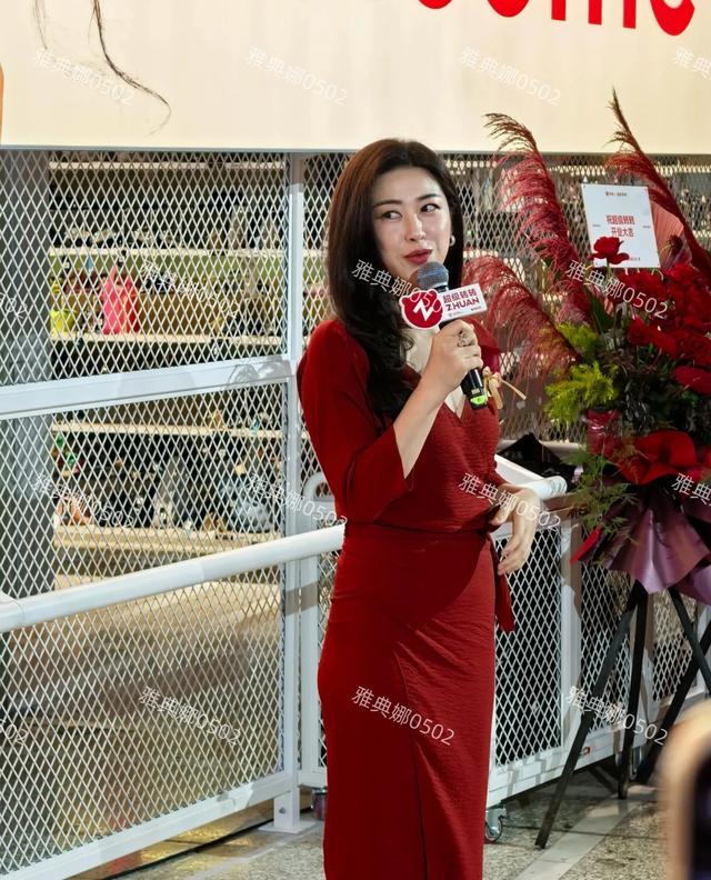 朱珠是那种即便小肚子很明显，也不影响她美的老式美人越品越美