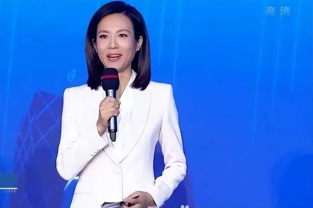 央视美女主持，93阅兵解说员，颜值才华气质并存，今47岁仍单身未婚