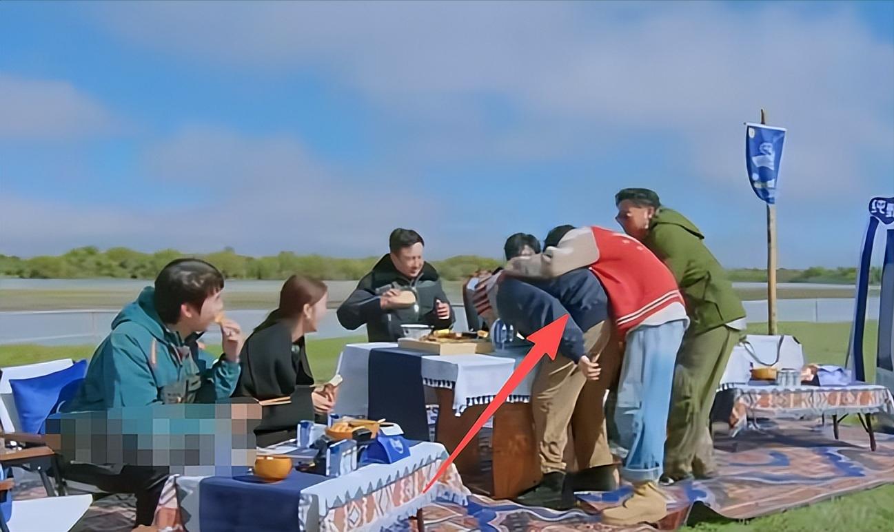 郑晓龙宠着、倪大红护着，长相平平却资源不断，他到底啥来头？