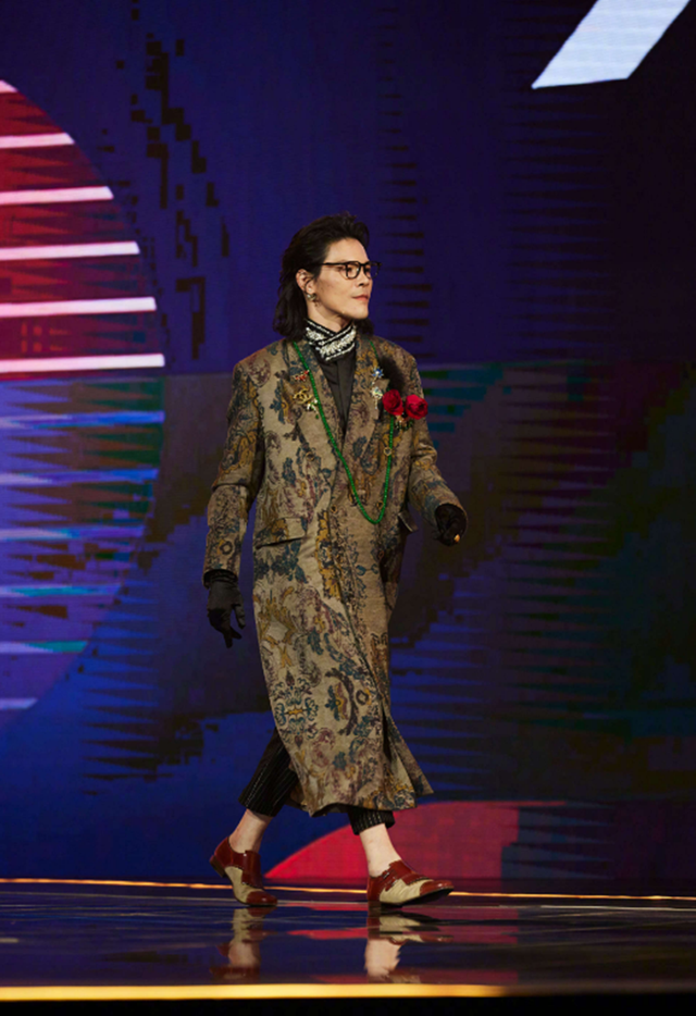 向佐新加坡被偶遇,热天穿羽绒服好怪异,网友:对视一眼落荒而逃