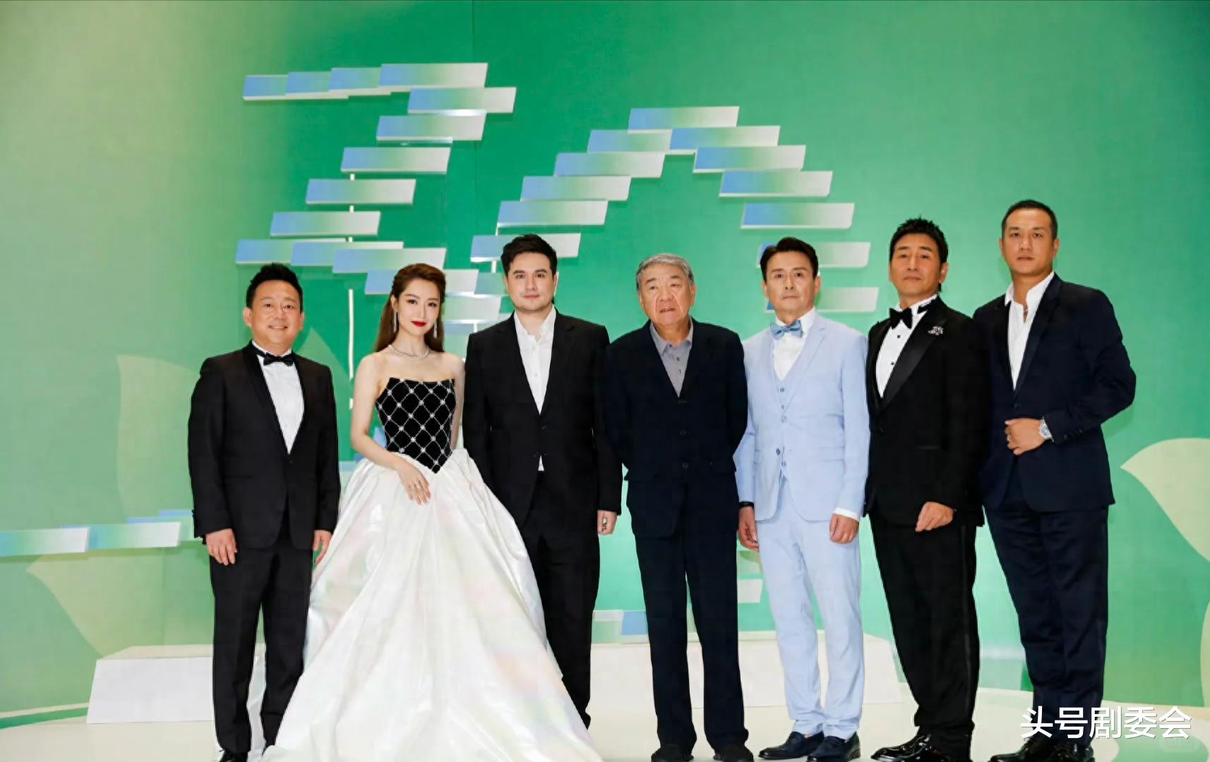 《藏海传》剧组聚餐，黄觉靠边站，白冰脸凹又垮，C位无人敢争