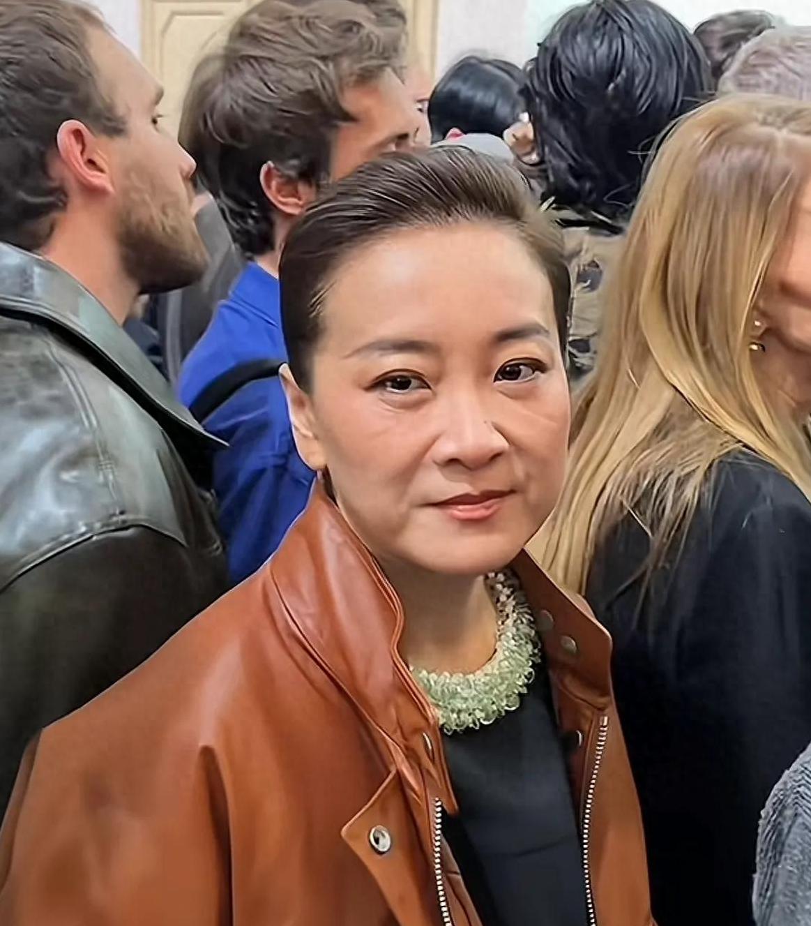 退出春晚、解散公司、性格大变，44岁贾玲现身米兰，雷佳音没说错