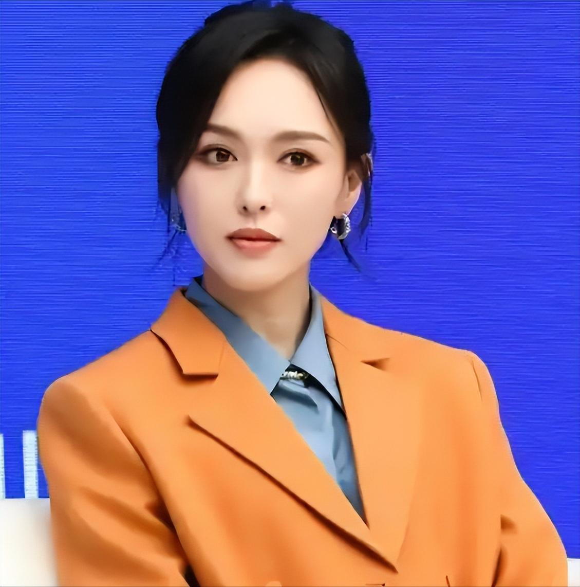 婚变传闻仅2周，罗晋罕见现身晚会展示好状态，唐嫣却不见人影