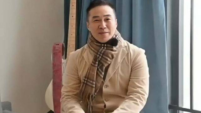 香港知名男星低调再婚，弃影从商做纸板生意，移居内地生活20多年