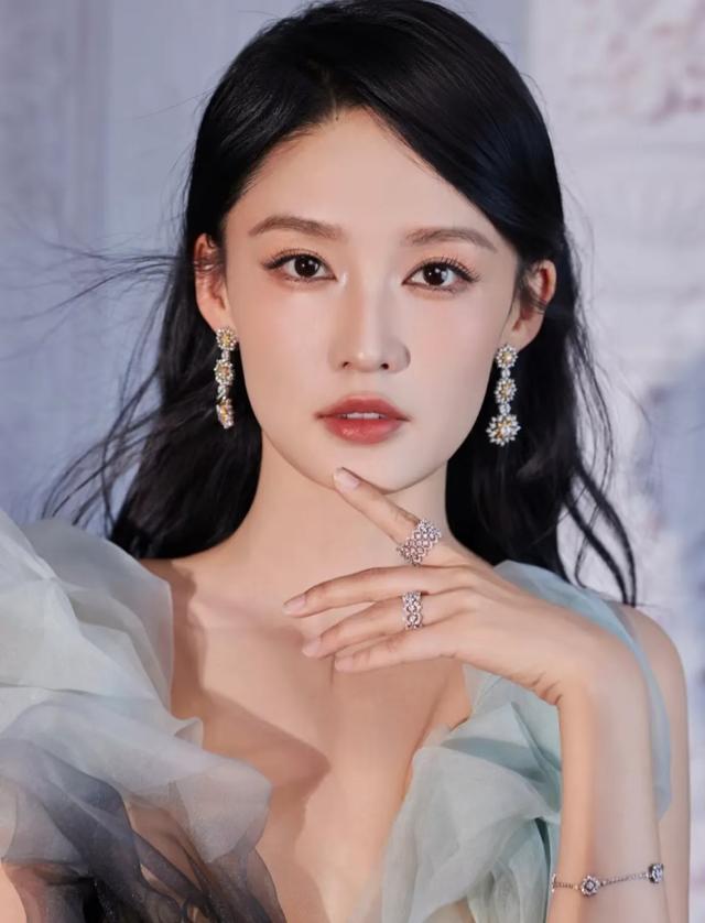 李沁，终于遇到了好看的妆造！网友：骨相真优越～这可是妈生脸啊