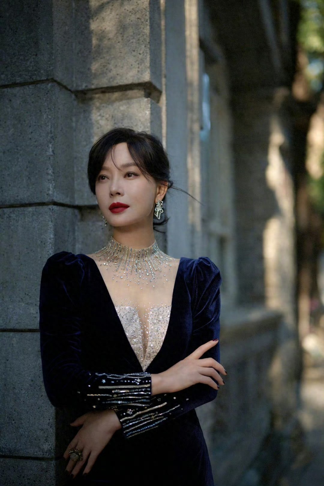 陈数黑色露背裙：这是洒满二环老北京街道的浪漫 ???