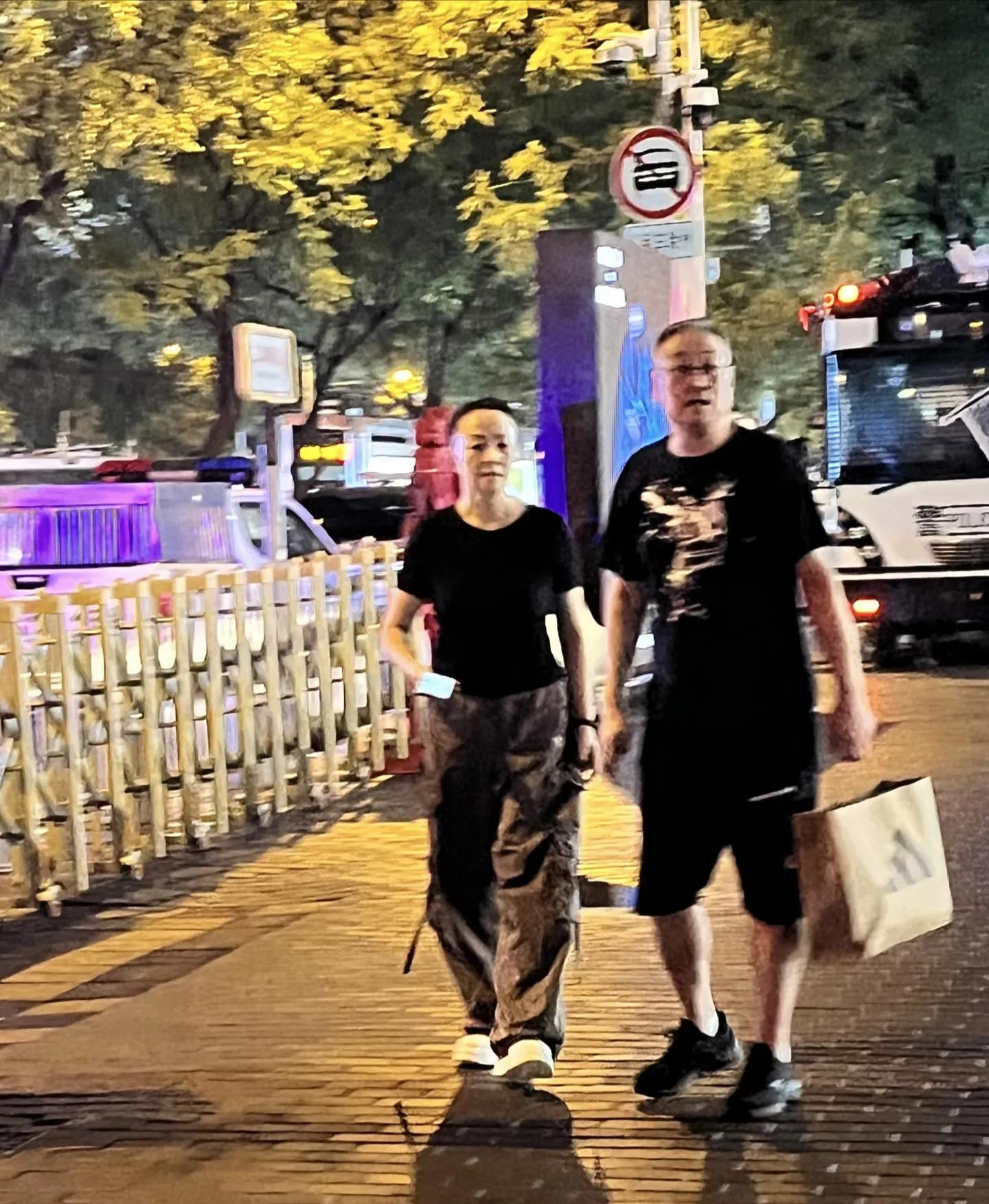 宋丹丹全家人在三里屯逛街,她和儿媳穿同款衣服,婆媳俩非常亲近