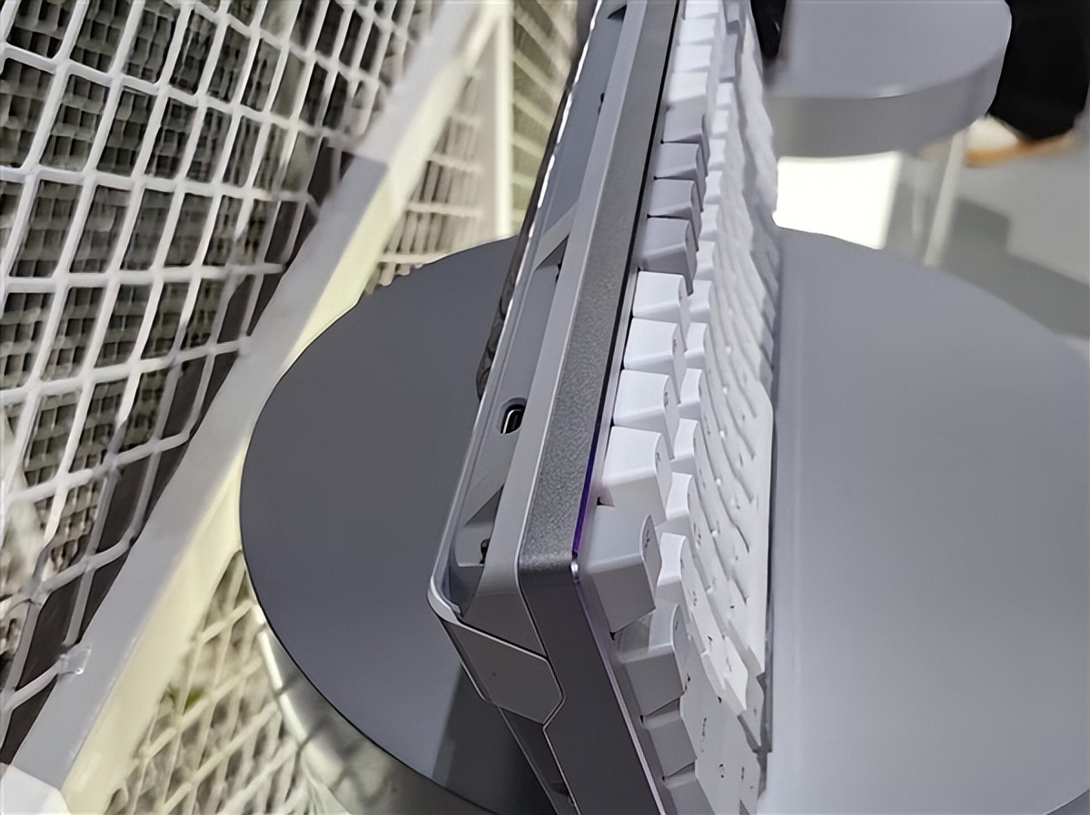 2299元！ROG夜魔98 HE無線鍵盤發布：HFX V2磁軸、OLED彩屏