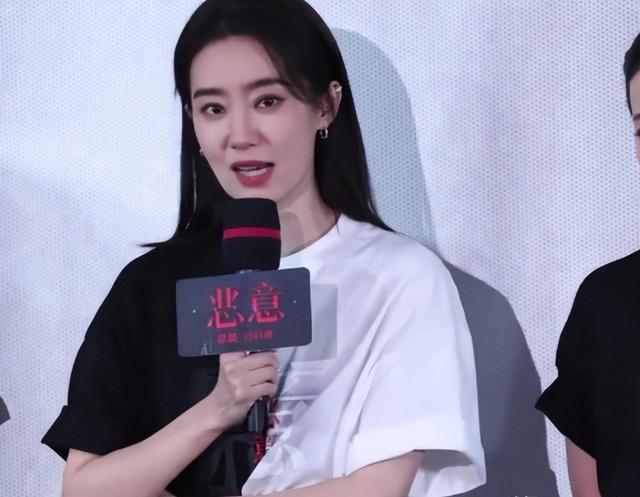 昔日姐妹花成“陌路”？张小斐首映哭红眼，贾玲“不务正业”