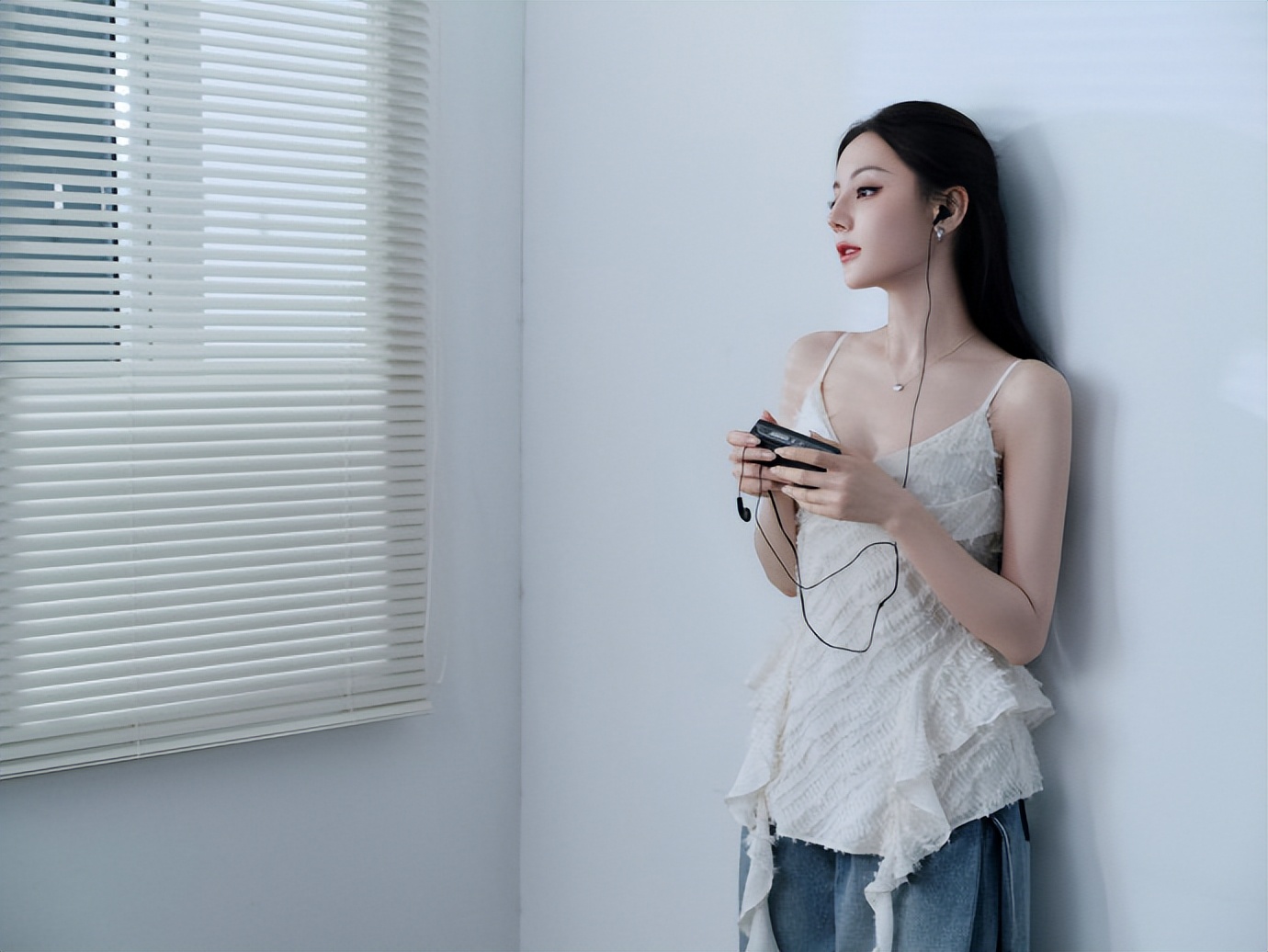 迪丽热巴的日常穿搭好接地气！在配上这神仙颜值简直绝美。