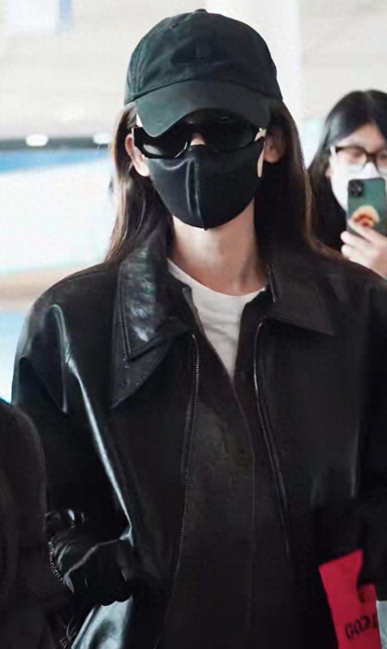 古力娜扎机场路透，黑红配穿搭尽显时尚范