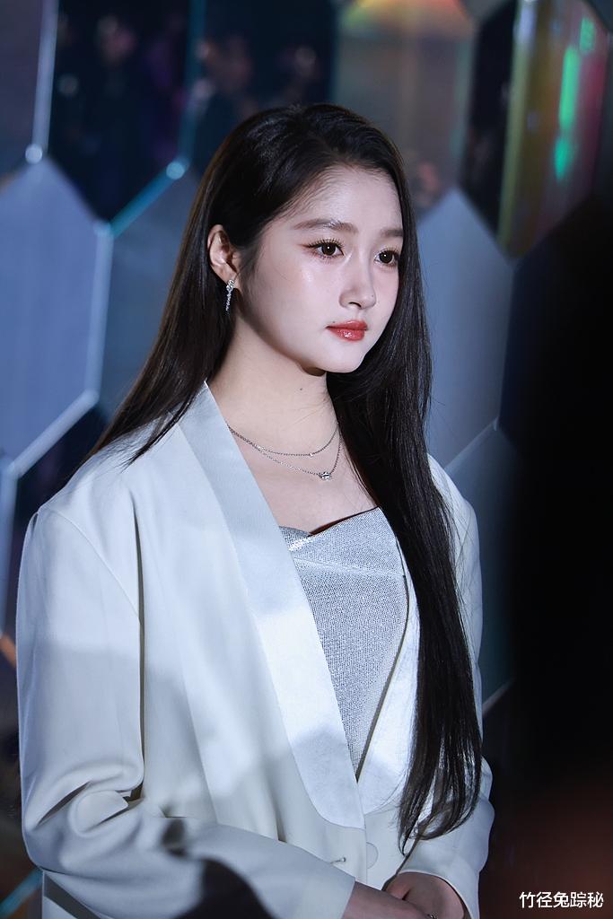 关晓彤凌晨发文终于等到，明星恋爱，流量狂欢的精心预谋？