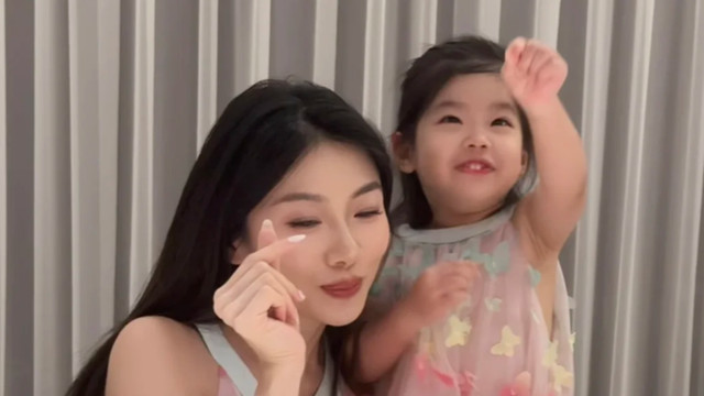 程晓玥晒全家福庆生，老公高富帅女儿也好漂亮，配文被猜怀二胎