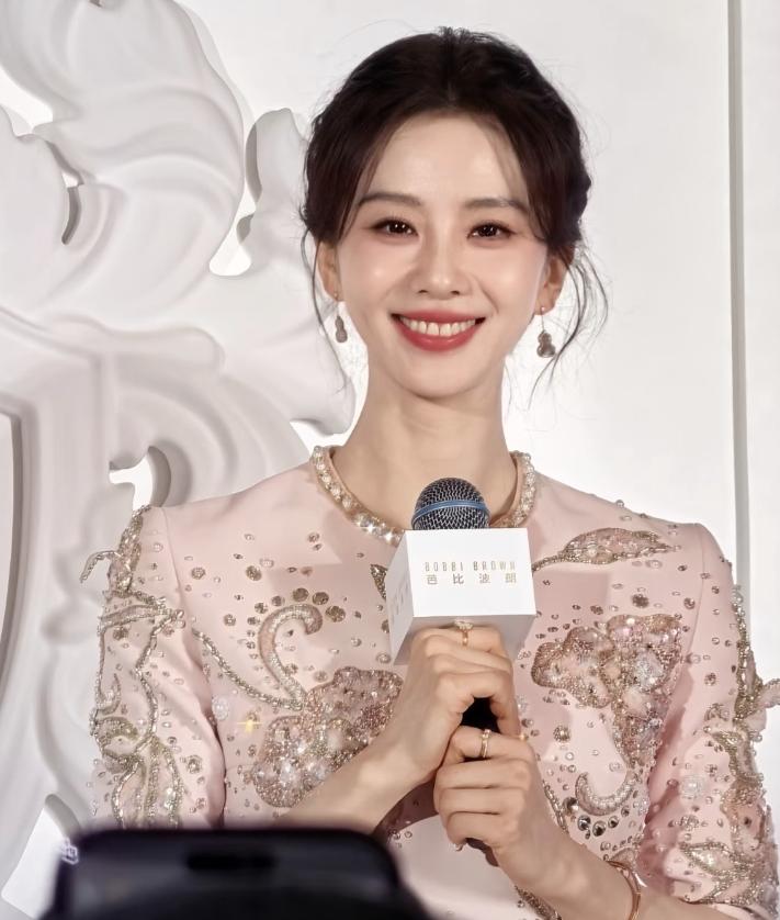 刘诗诗带儿子出来玩!6岁步步不回家被妈狂追扛上车,心疼吴奇隆