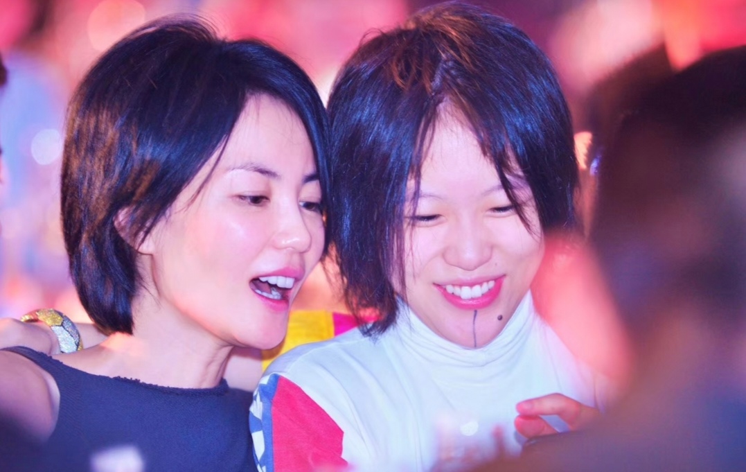 前工作人员晒嫣然晚宴照，离婚4年的王菲李亚鹏同框，关系很融洽