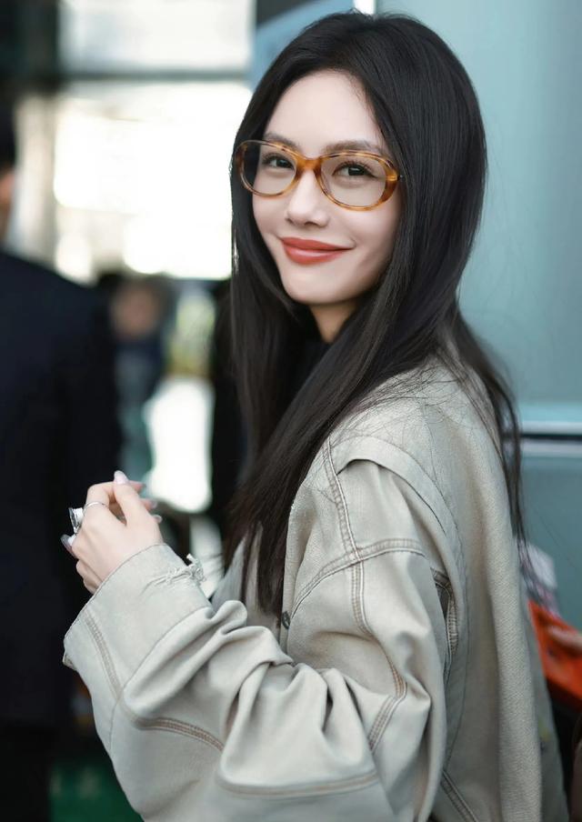 蔡文静机场照，个高腿长就是美