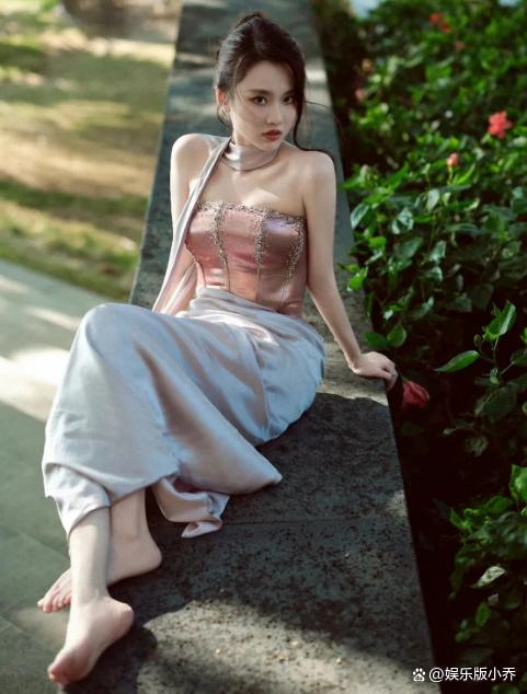 张慧雯海边魅力大爆发,抹胸造型美得无法抗拒!