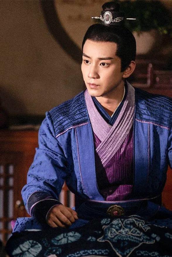 知名演员丢烟头出车外，两小时火速致歉