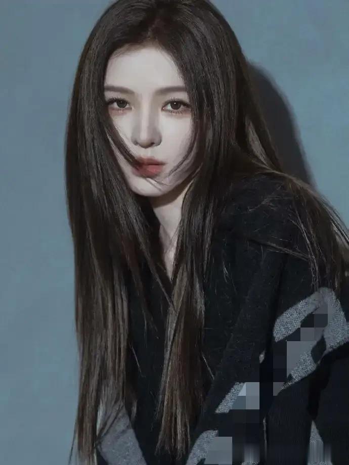 张予曦要美成AI了,利落有型的发型+黑色短裙,妥妥的“高级脸”