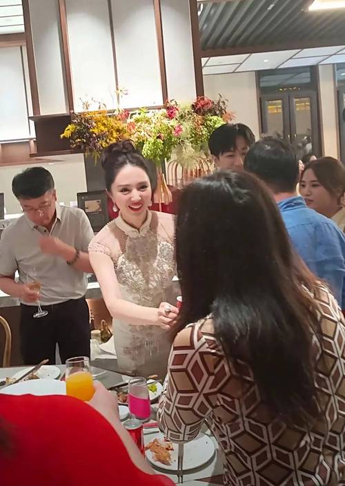 董璇婚后首次与张维伊同框,十指相扣走机场,评论区风评翻转