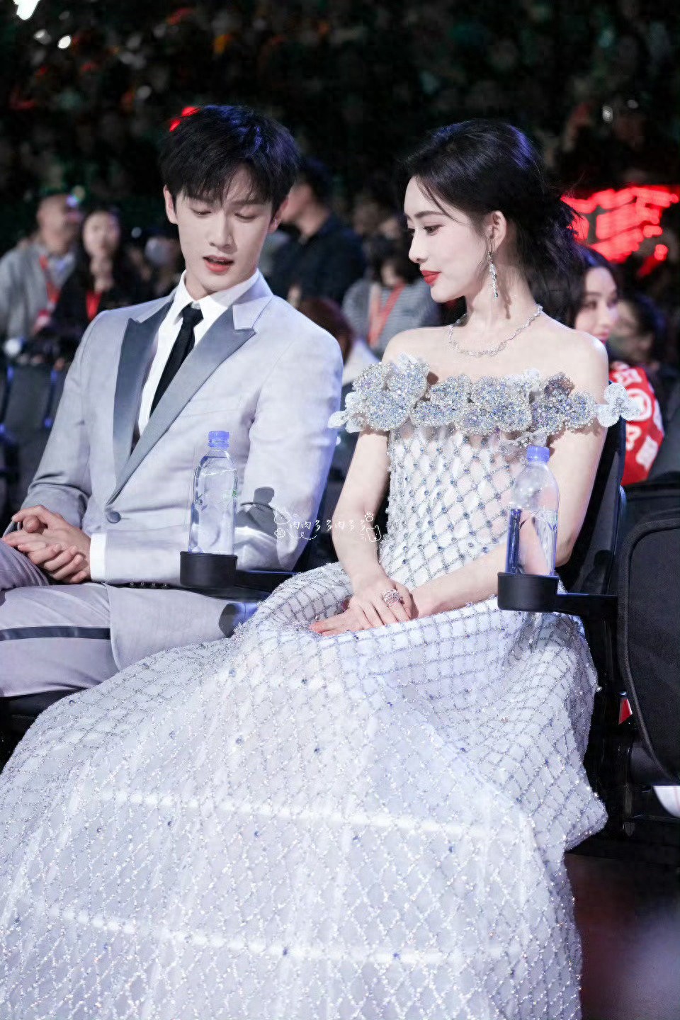 郭京飞陆毅出席活动！连襟合影满眼褶皱，不如姐夫戴金丝眼镜帅气