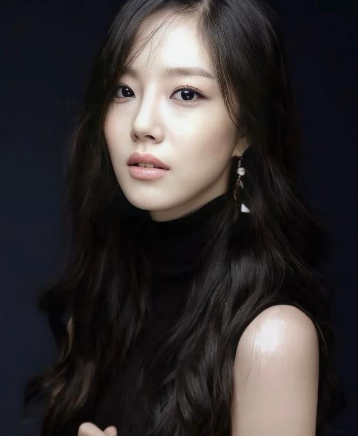 她是韩国真正的韩国“氧气美女” 长相温润漂亮，出道18年零绯闻