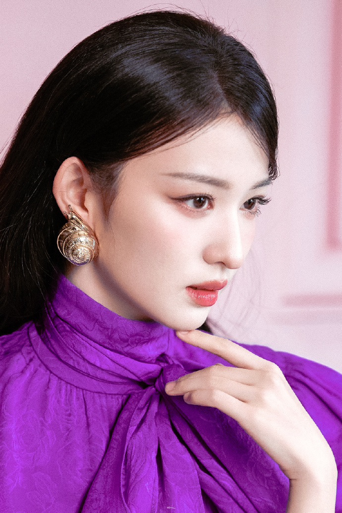 明艳大气的王楚然来咯