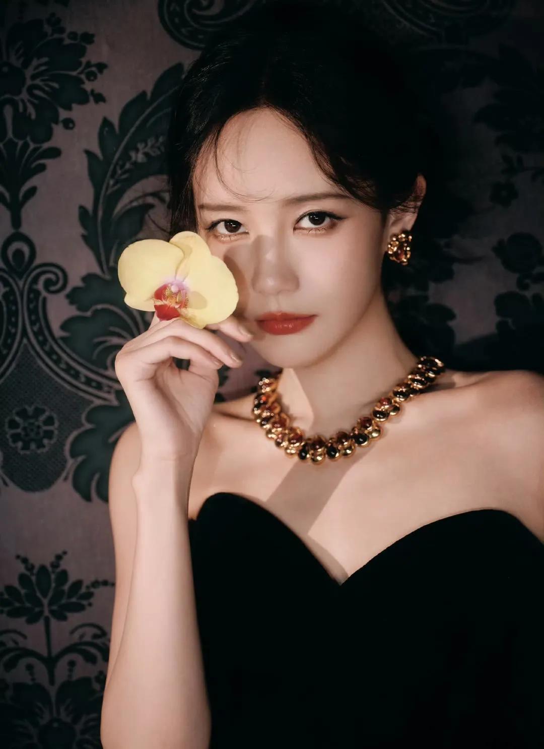 李一桐：飞机上脱鞋引热议，私下竟是这样真实可爱的女神